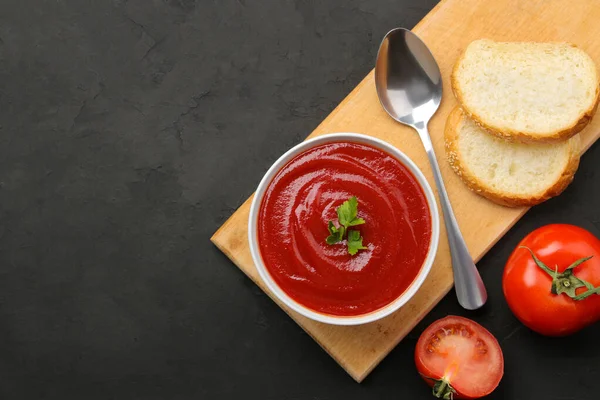 Deliciosa Sopa Tomate Sobre Una Mesa Negra Restaurante Con Perejil — Foto de Stock