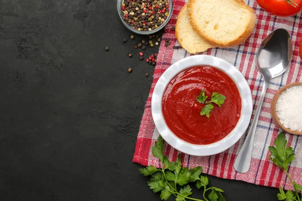 Delicious Tomato Soup Black Table Ingredients Cooking Tomatoes Spices — Stock Photo, Image