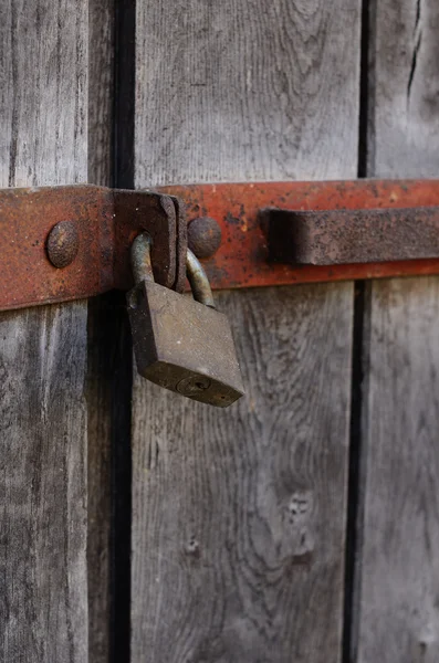 古い木製のドアに掛かっているロック バー — ストック写真