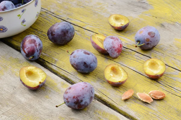 Prunes sur table en bois minable — Photo