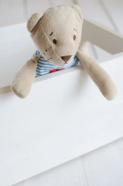 Kleiner Teddybär auf hellem Hintergrund — Stockfoto