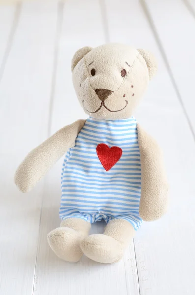 Kleiner Teddybär auf hellem Hintergrund — Stockfoto
