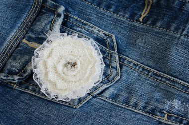 denim arka planda Fildişi Çiçek Broş