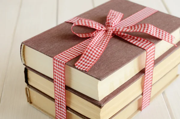 Libros delimitados en cinta roja —  Fotos de Stock