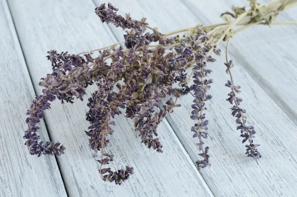 Gedroogde lavendel op houten achtergrond — Stockfoto