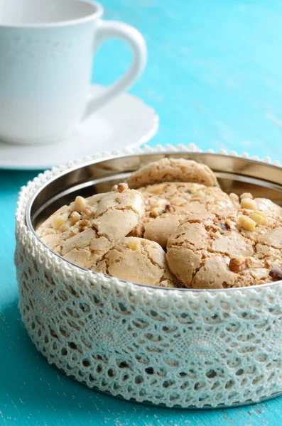 Hausgemachte Mandelplätzchen mit Walnüssen — Stockfoto