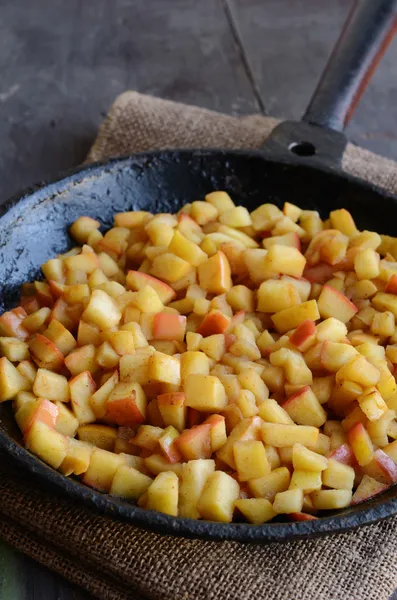 Manzanas estofadas con canela en sartén de hierro —  Fotos de Stock