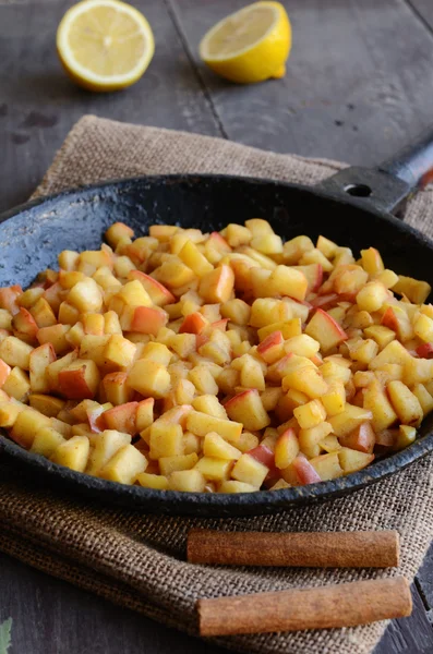 Gestoofde appels met kaneel en citroen op ijzer pan — Stockfoto