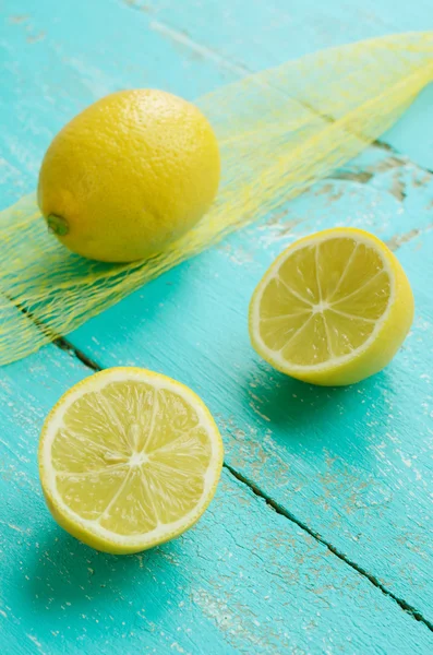 Frische Zitronen auf blauem schäbigen Hintergrund — Stockfoto