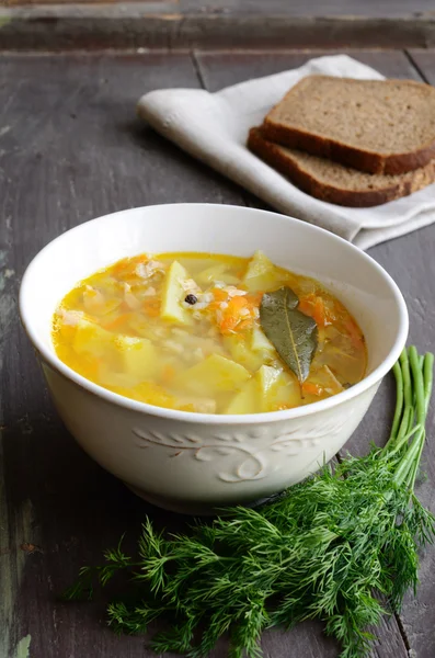 Kom zelfgemaakte vissoep geserveerd met donker brood en dille — Stockfoto