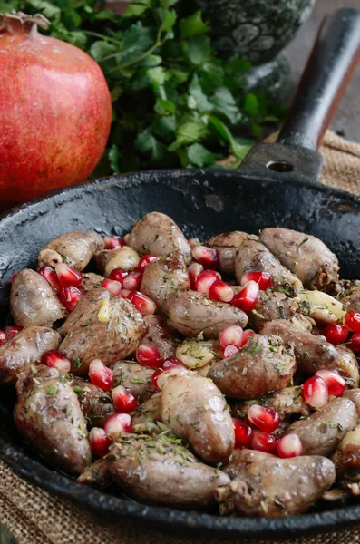 Corazones de pollo frito con granada al estilo georgiano —  Fotos de Stock