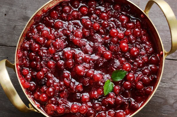 Zelfgemaakte cranberry jam in messing kom — Stockfoto