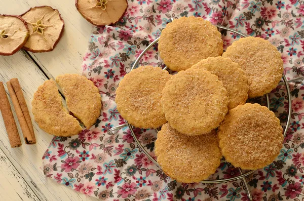 Galletas de manzana en polvo con azúcar y canela sobre fondo de madera — Foto de Stock