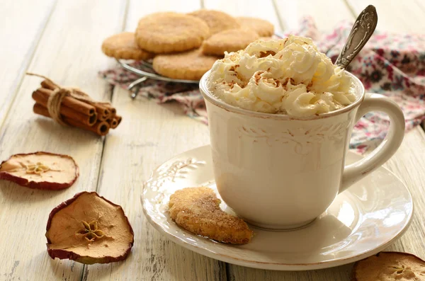 Copa de café crema batida y galletas de manzana en la mesa de madera Imágenes de stock libres de derechos