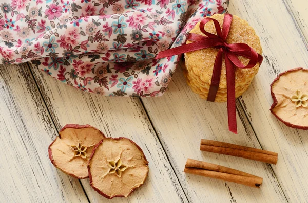 Mucchio di biscotti di mele legati con nastro e fiocco su tavola di legno — Foto Stock
