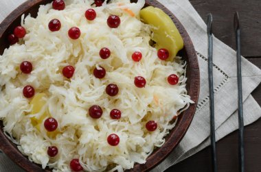 Rus tarzı ekşi lahana ile kızılcık ve ekşi elma