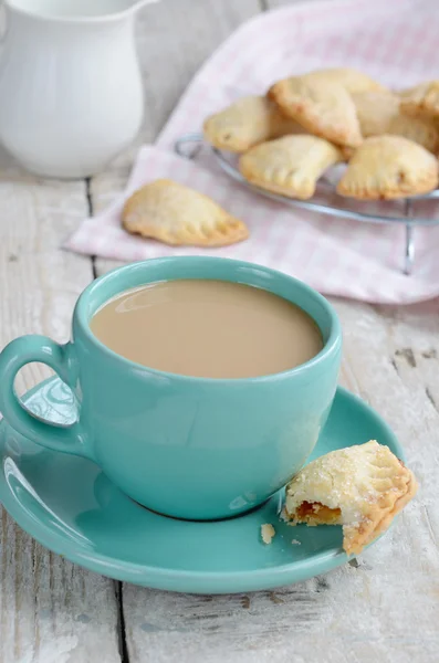 Tasse Kaffee mit Milch und Apfelkuchen auf Holzgrund — Stockfoto