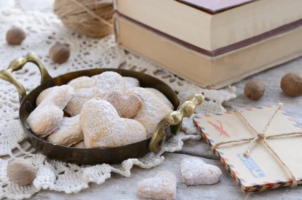 Galletas en forma de corazón en bandeja vintage —  Fotos de Stock