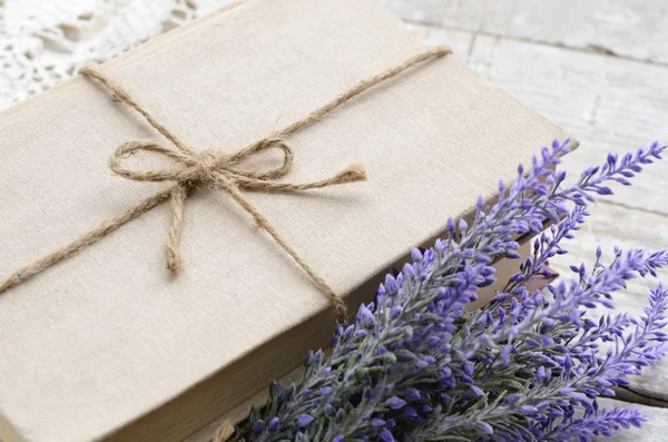 Boken bunt bindet upp med jute garn på shabby träskivor — Stockfoto