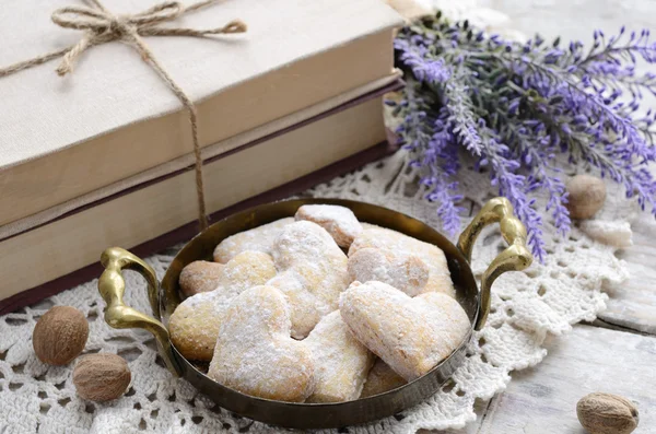 Kalp şeklinde kurabiye Fransız tarzı vintage tepsisi — Stok fotoğraf