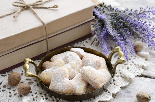 Galletas en forma de corazón en bandeja vintage en estilo francés —  Fotos de Stock