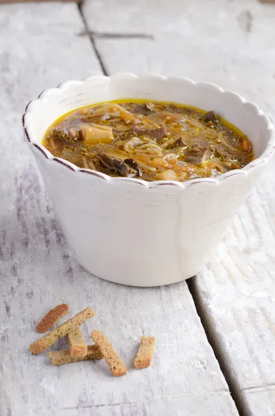 Zelfgemaakte champignonsoep op houten tafel — Stockfoto