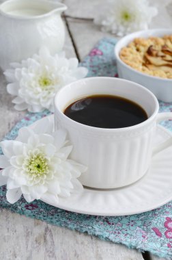 fincan siyah kahve ve elma tart