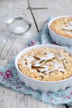 ahşap zemin üzerinde şekerli elma pasta