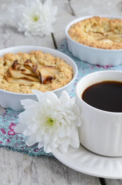 Schwarzer Kaffee mit Apfelkuchen und weißen Blüten — Stockfoto