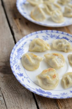 Beyaz ve mavi plaka üzerinde kızarmış et köfte