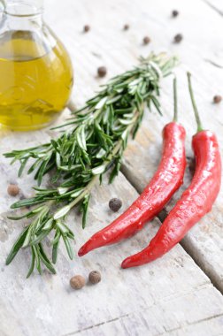 İtalyan malzemeler - taze biberiye, kırmızı biber, zeytin yağı ve bütünüyle