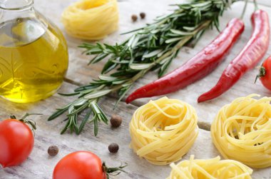 ham tagliolini yuva yenibahar, kırmızı biber, biberiye ve domates ile