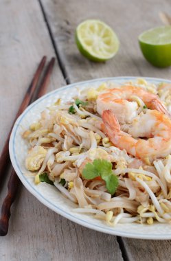 Phad Tay - tavada kızartılmış karides ile pirinç noodle