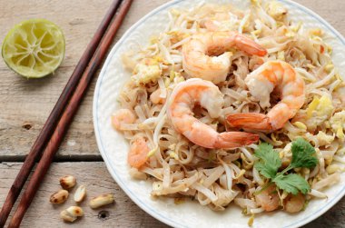 Phad Tay - tavada kızartılmış karides ile pirinç noodle