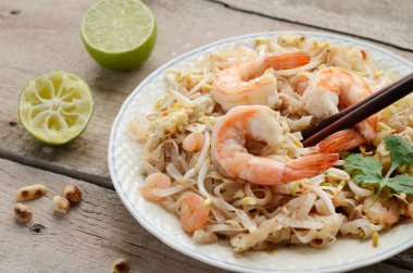Phad Tay - tavada kızartılmış karides ile pirinç noodle