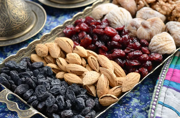Frutos secos mixtos y frutos secos de estilo oriental — Foto de Stock