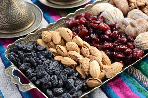 Frutas secas misturadas e nozes em estilo oriental — Fotografia de Stock