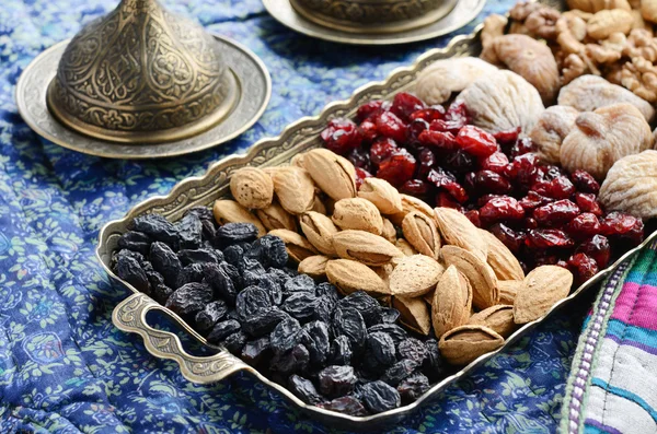 Blandade nötter och torkad frukt i orientalisk stil på mässing bricka — Stockfoto