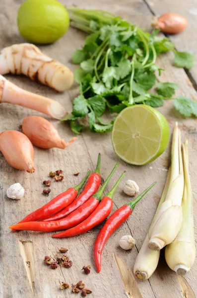 Set van Thaise ingrediënten op houten achtergrond — Stockfoto