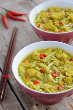 İki kase ile laksa lemak - malasyan çorbası
