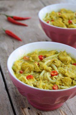 İki kase ile laksa lemak - malasyan çorbası