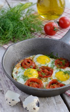 Kızarmış bıldırcın yumurtası kiraz domates ile Servis Kahvaltı