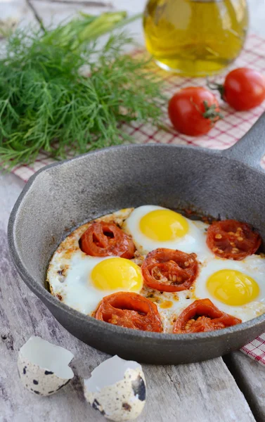 Breakfast with fried quail eggs with cherry tomatoes — Stock Photo, Image