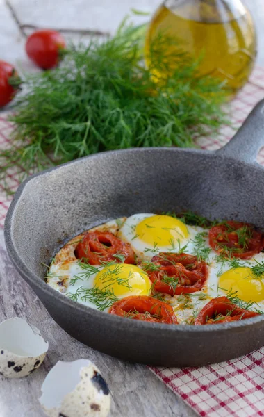 Ontbijt met gebakken kwarteleitjes met cherry tomaten — Stockfoto