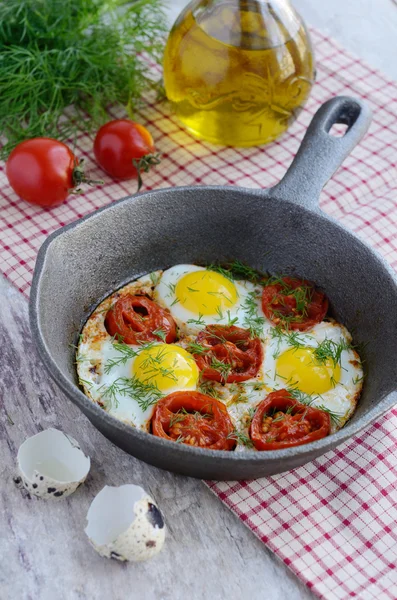 Breakfast with fried quail eggs with cherry tomatoes — Stock Photo, Image