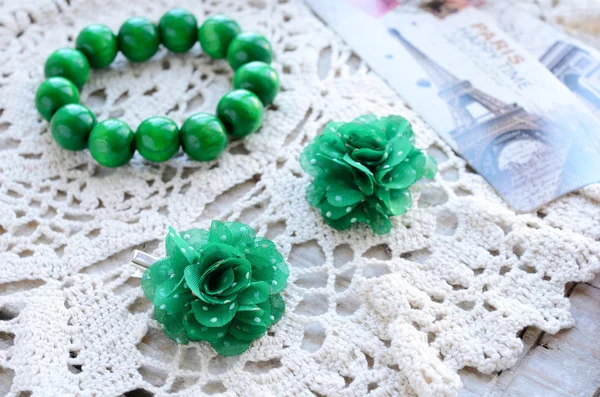 緑の花のヘアピン — ストック写真