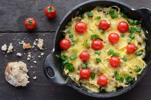 Домашнее печеное мясо с сыром и помидорами черри — стоковое фото