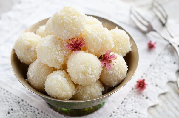 Morsures de noix de coco maison dans un bol en métal — Photo