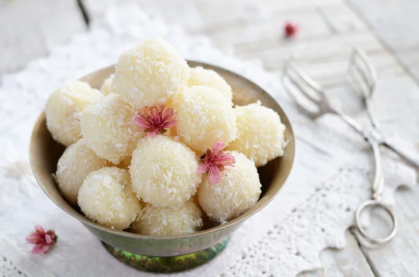 Homemade coconut bites in metal bowl — Stock Photo, Image