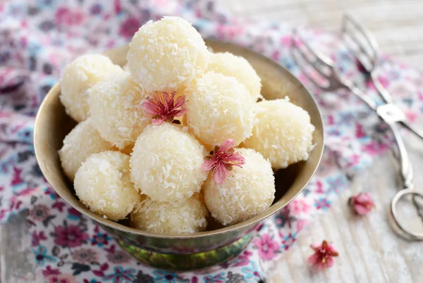 Morsures de noix de coco maison dans un bol en métal — Photo